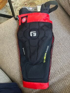 G-Form pro rugged 2 knee guards size medium. KP3402014  soccer